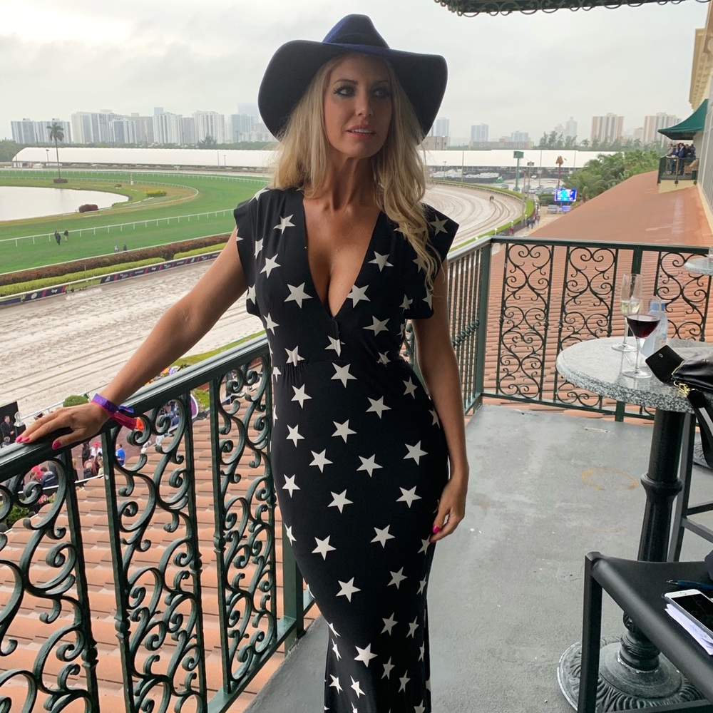 V Neck Rectangle Gown in Star
Norma Kamali